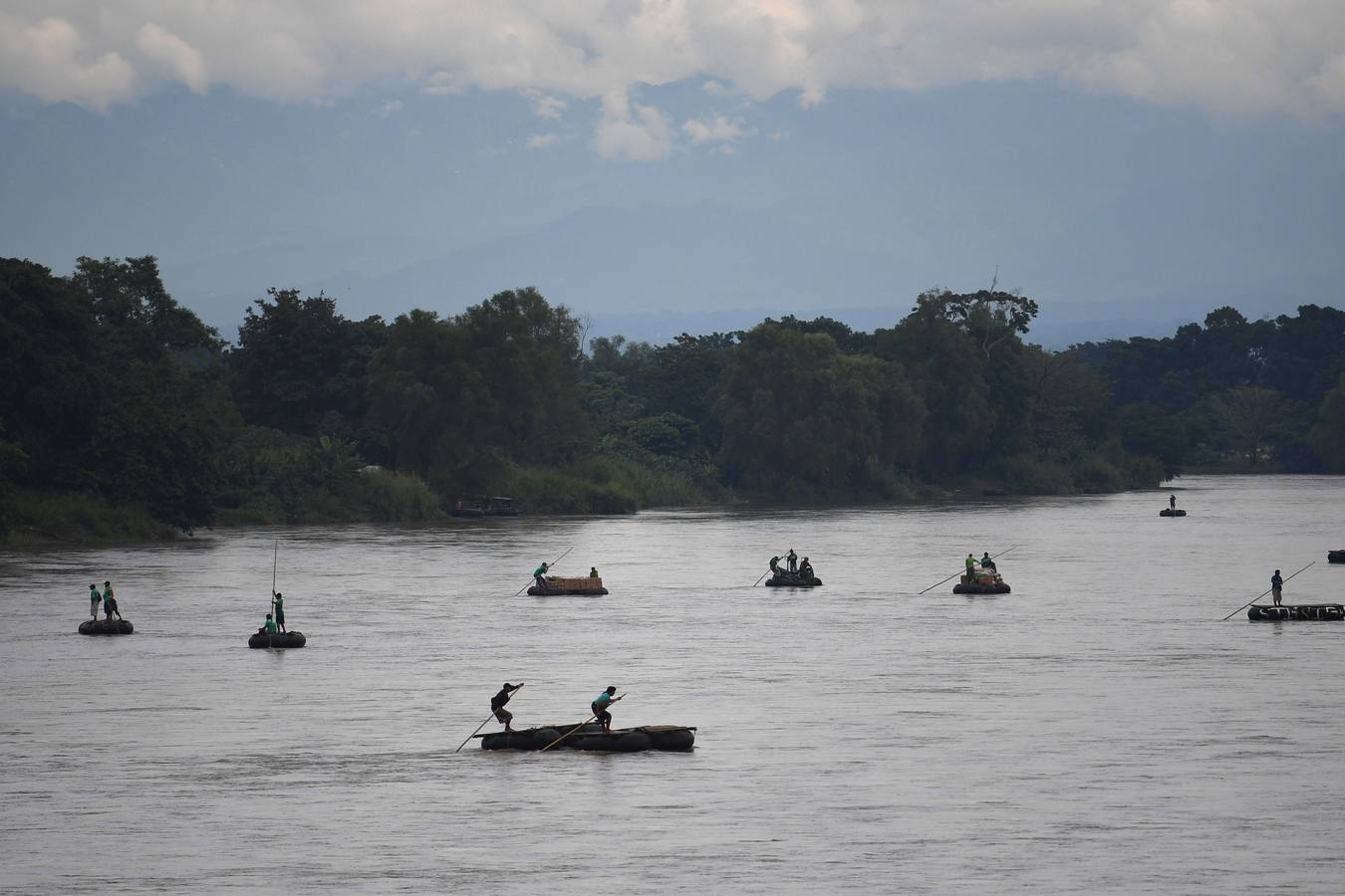 Una avanzada de la caravana de migrantes hondureños comienzan a adentrarse en México, donde fueron recibidos por un dispositivo de agentes de migración. Los primeros migrantes cruzaron el puente fronterizo entre Tecún Umán (Guatemala) y Ciudad Hidalgo (México), y algunos más utilizaron barcazas para cruzar el río Suchiate.