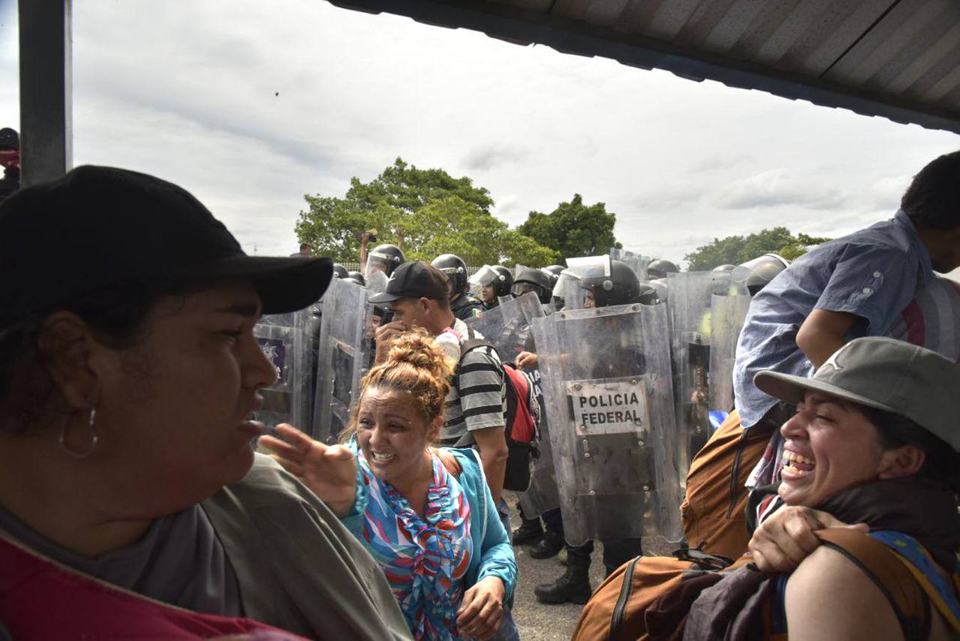 Una avanzada de la caravana de migrantes hondureños comienzan a adentrarse en México, donde fueron recibidos por un dispositivo de agentes de migración. Los primeros migrantes cruzaron el puente fronterizo entre Tecún Umán (Guatemala) y Ciudad Hidalgo (México), y algunos más utilizaron barcazas para cruzar el río Suchiate.