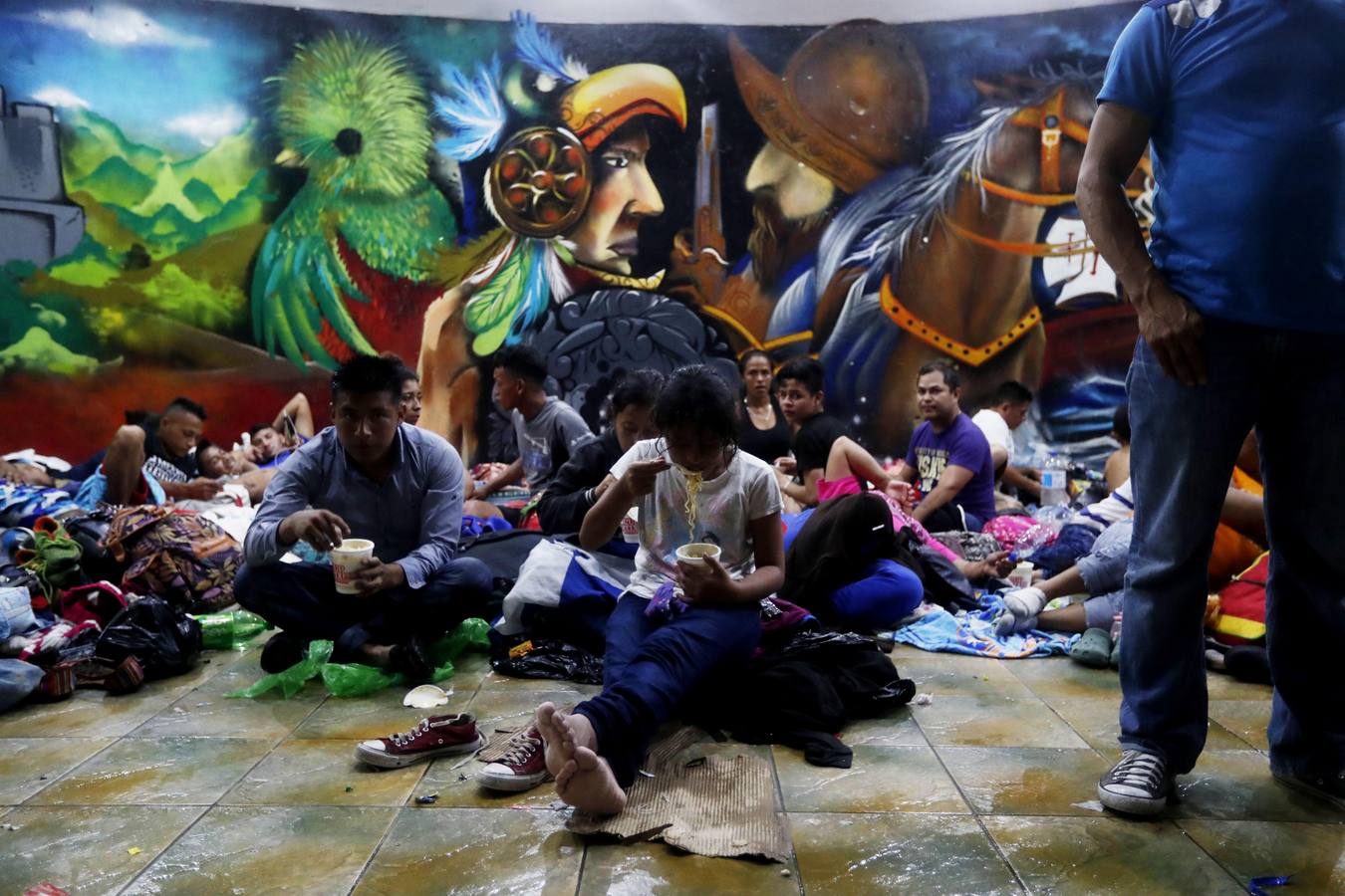 Una avanzada de la caravana de migrantes hondureños comienzan a adentrarse en México, donde fueron recibidos por un dispositivo de agentes de migración. Los primeros migrantes cruzaron el puente fronterizo entre Tecún Umán (Guatemala) y Ciudad Hidalgo (México), y algunos más utilizaron barcazas para cruzar el río Suchiate.