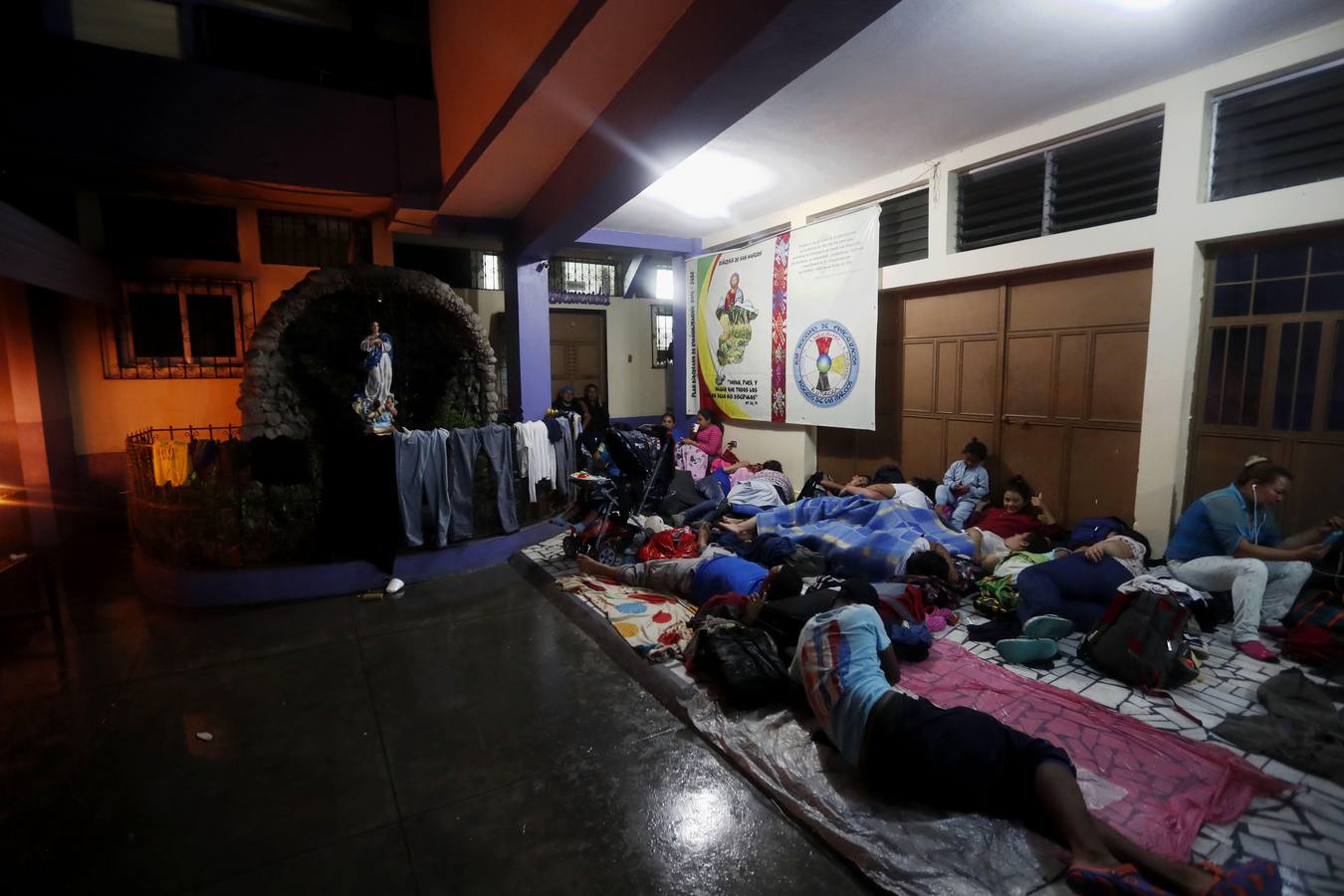 Una avanzada de la caravana de migrantes hondureños comienzan a adentrarse en México, donde fueron recibidos por un dispositivo de agentes de migración. Los primeros migrantes cruzaron el puente fronterizo entre Tecún Umán (Guatemala) y Ciudad Hidalgo (México), y algunos más utilizaron barcazas para cruzar el río Suchiate.