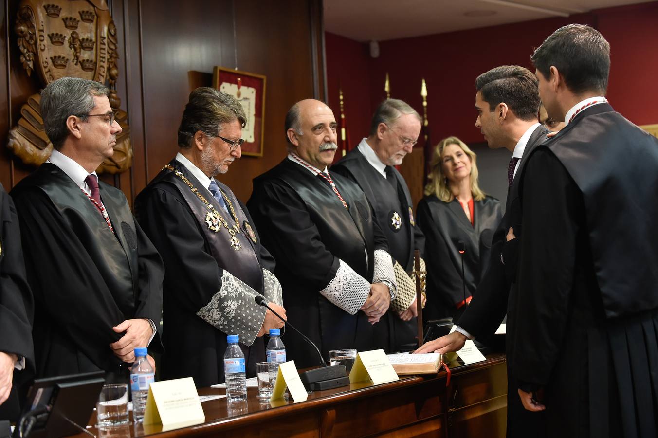 El Colegio de Abogados de Murcia presentó en la mañana de ayer sus nuevas oficinas tras finalizar las obras de rehabilitación en su sede oficial. La jornada de puertas abiertas continuó con el acto de jura o promesa de nuevos letrados y la entrega de la distinción, como colegiado honorífico, al Real Casino de Murcia.