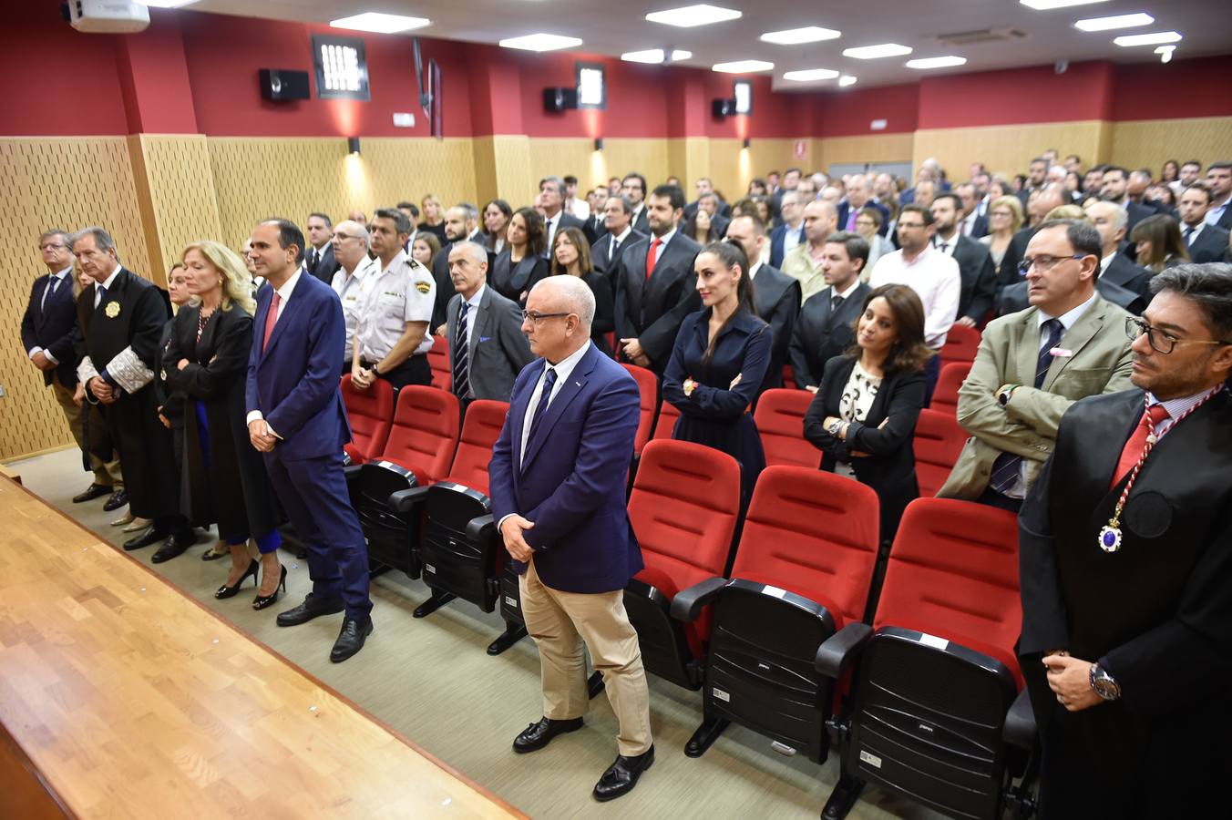 El Colegio de Abogados de Murcia presentó en la mañana de ayer sus nuevas oficinas tras finalizar las obras de rehabilitación en su sede oficial. La jornada de puertas abiertas continuó con el acto de jura o promesa de nuevos letrados y la entrega de la distinción, como colegiado honorífico, al Real Casino de Murcia.