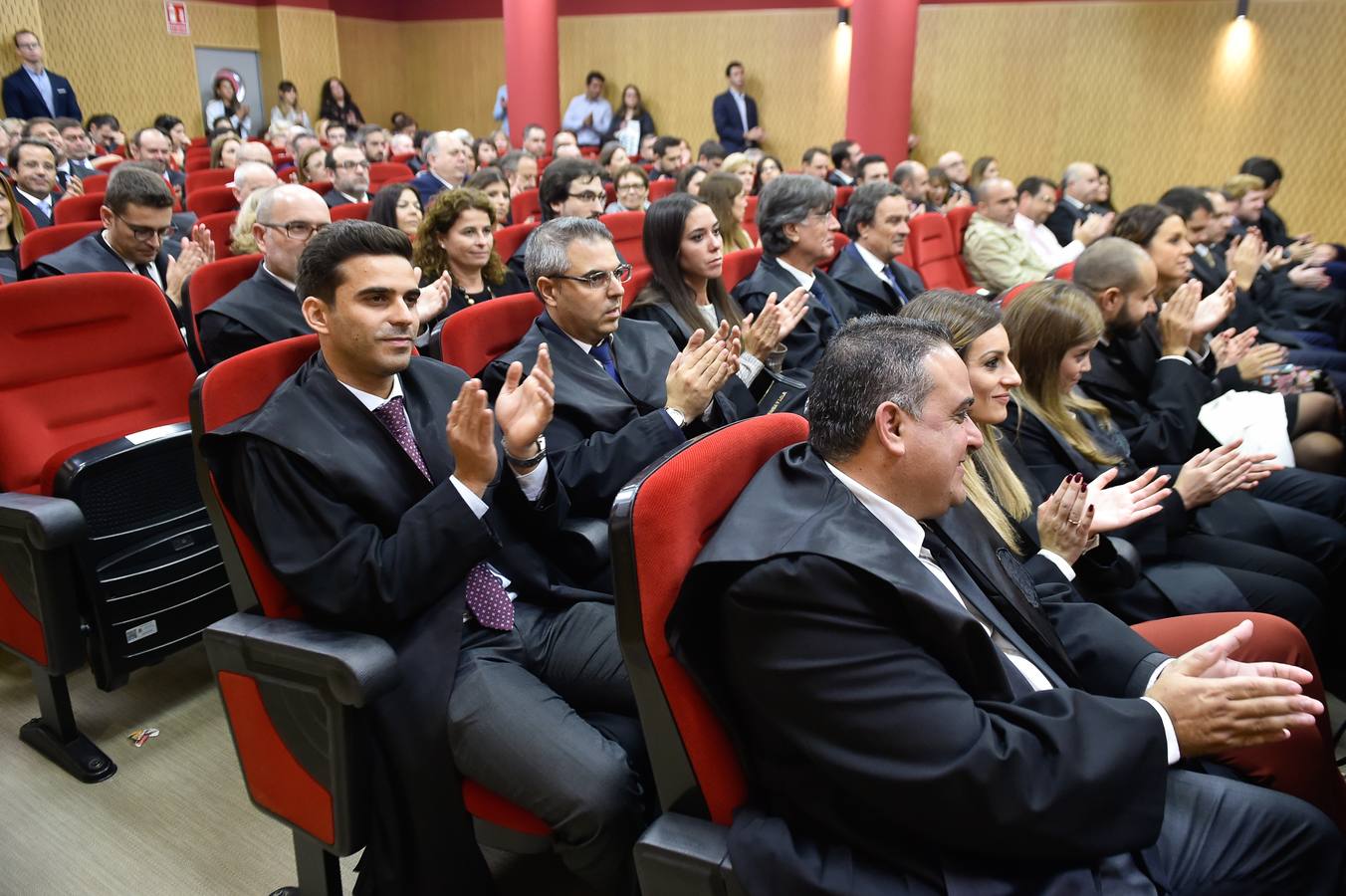 El Colegio de Abogados de Murcia presentó en la mañana de ayer sus nuevas oficinas tras finalizar las obras de rehabilitación en su sede oficial. La jornada de puertas abiertas continuó con el acto de jura o promesa de nuevos letrados y la entrega de la distinción, como colegiado honorífico, al Real Casino de Murcia.