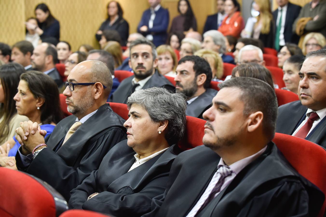 El Colegio de Abogados de Murcia presentó en la mañana de ayer sus nuevas oficinas tras finalizar las obras de rehabilitación en su sede oficial. La jornada de puertas abiertas continuó con el acto de jura o promesa de nuevos letrados y la entrega de la distinción, como colegiado honorífico, al Real Casino de Murcia.