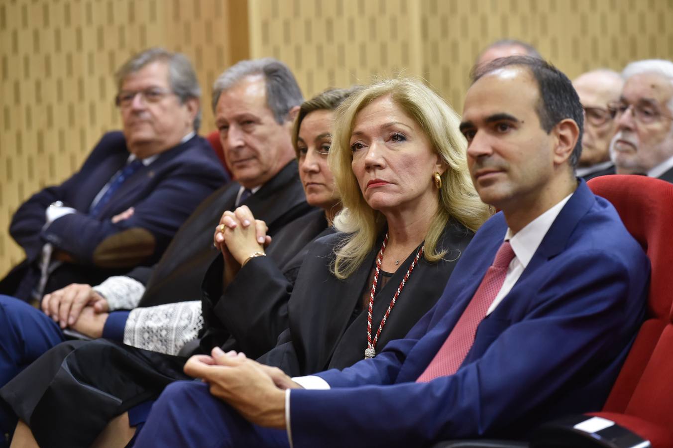 El Colegio de Abogados de Murcia presentó en la mañana de ayer sus nuevas oficinas tras finalizar las obras de rehabilitación en su sede oficial. La jornada de puertas abiertas continuó con el acto de jura o promesa de nuevos letrados y la entrega de la distinción, como colegiado honorífico, al Real Casino de Murcia.