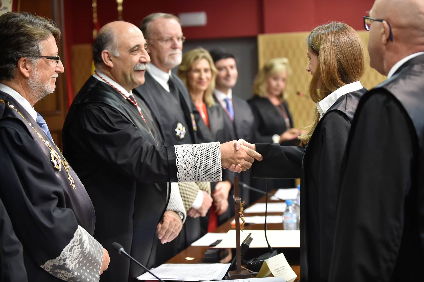 El Colegio de Abogados de Murcia presentó en la mañana de ayer sus nuevas oficinas tras finalizar las obras de rehabilitación en su sede oficial. La jornada de puertas abiertas continuó con el acto de jura o promesa de nuevos letrados y la entrega de la distinción, como colegiado honorífico, al Real Casino de Murcia.