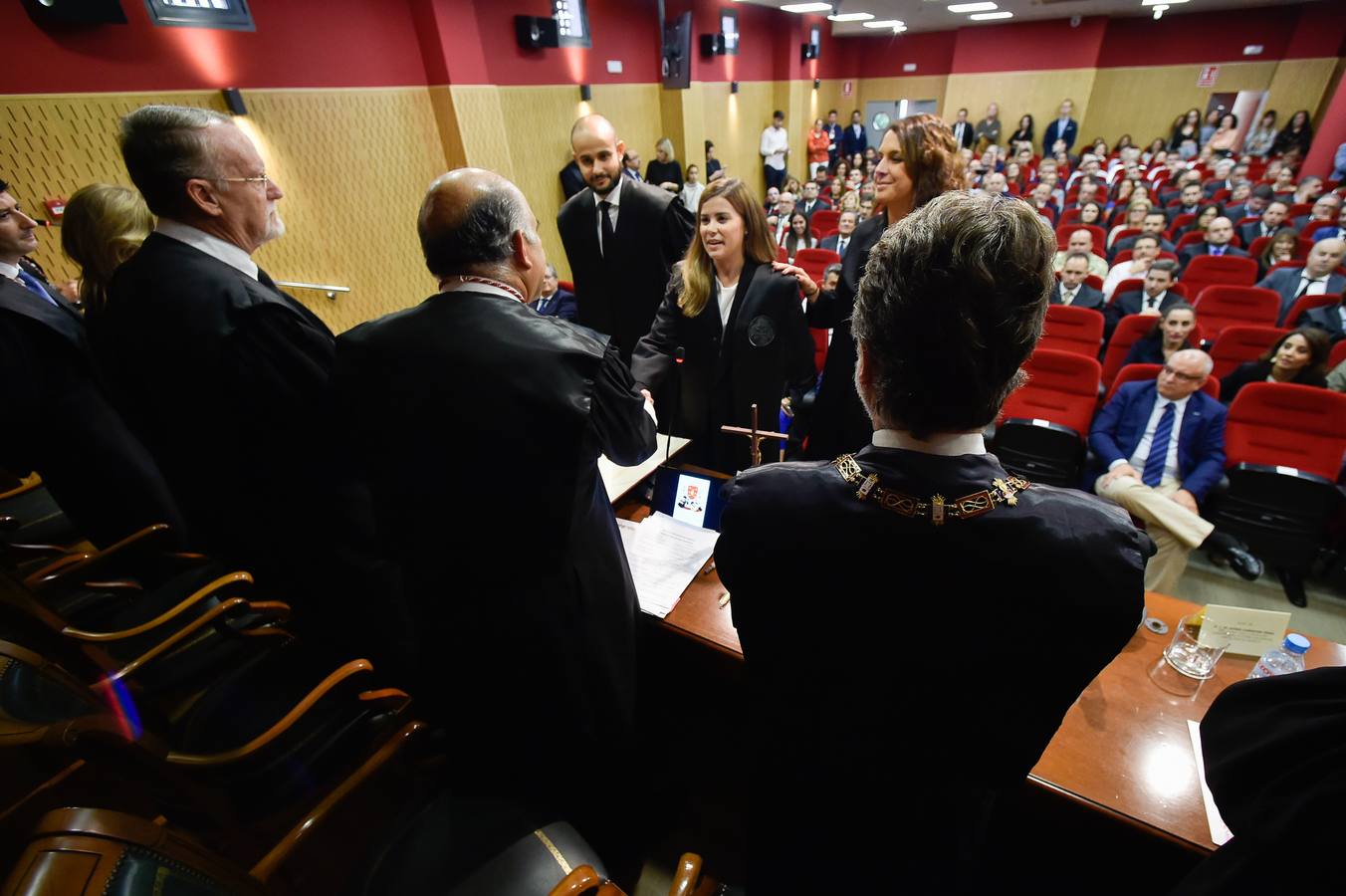 El Colegio de Abogados de Murcia presentó en la mañana de ayer sus nuevas oficinas tras finalizar las obras de rehabilitación en su sede oficial. La jornada de puertas abiertas continuó con el acto de jura o promesa de nuevos letrados y la entrega de la distinción, como colegiado honorífico, al Real Casino de Murcia.