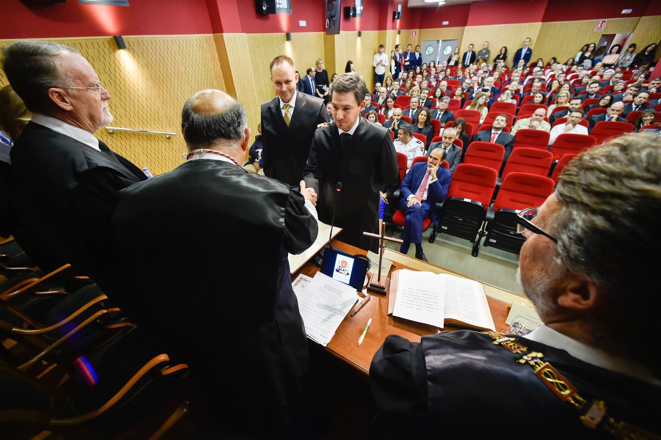 El Colegio de Abogados de Murcia presentó en la mañana de ayer sus nuevas oficinas tras finalizar las obras de rehabilitación en su sede oficial. La jornada de puertas abiertas continuó con el acto de jura o promesa de nuevos letrados y la entrega de la distinción, como colegiado honorífico, al Real Casino de Murcia.