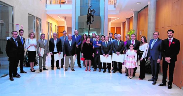 Premiados y dirigentes de la Cámara de Comercio protagonizaron ayer la foto de familia en la sede de la corporación. 