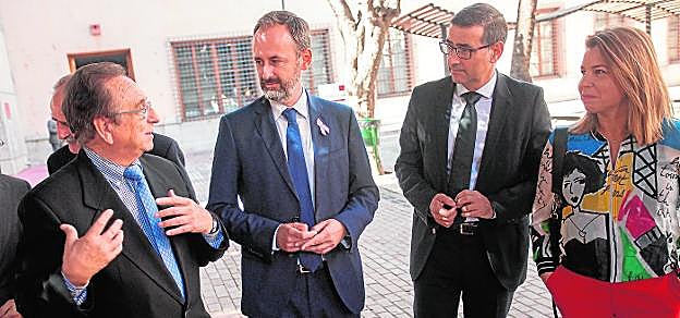 Tomás Fuertes, Javier Celdrán, José Luján y Alicia Rubio, ayer, en el campus de la Merced de la Universidad de Murcia. 