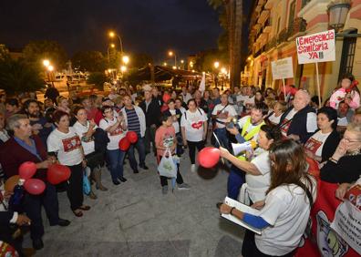 Imagen secundaria 1 - Medio millar de afectados de iDental reclaman justicia en Murcia