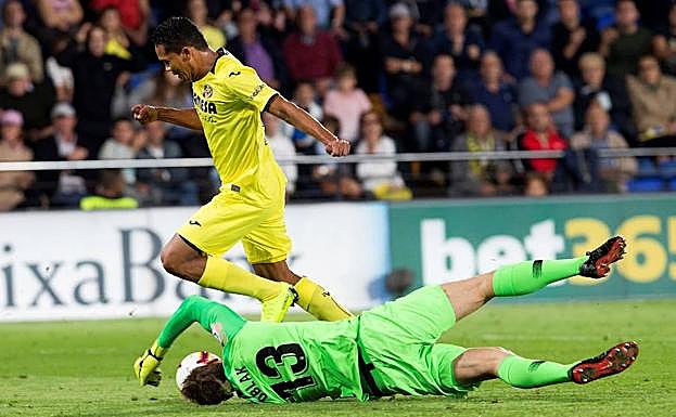 Oblak salva un mano a mano con Bacca. 
