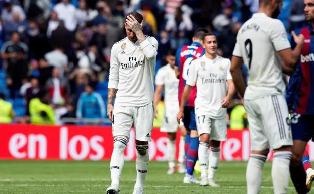 Sergio Ramos se lamenta al término del partido.