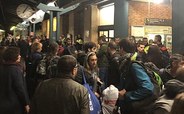 Los pasajeros, a la espera de ser trasladados. 