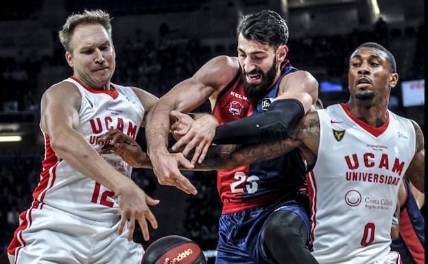 Oleson y Soko tratan de parar a Shengelia en el partido ante el Baskonia. 