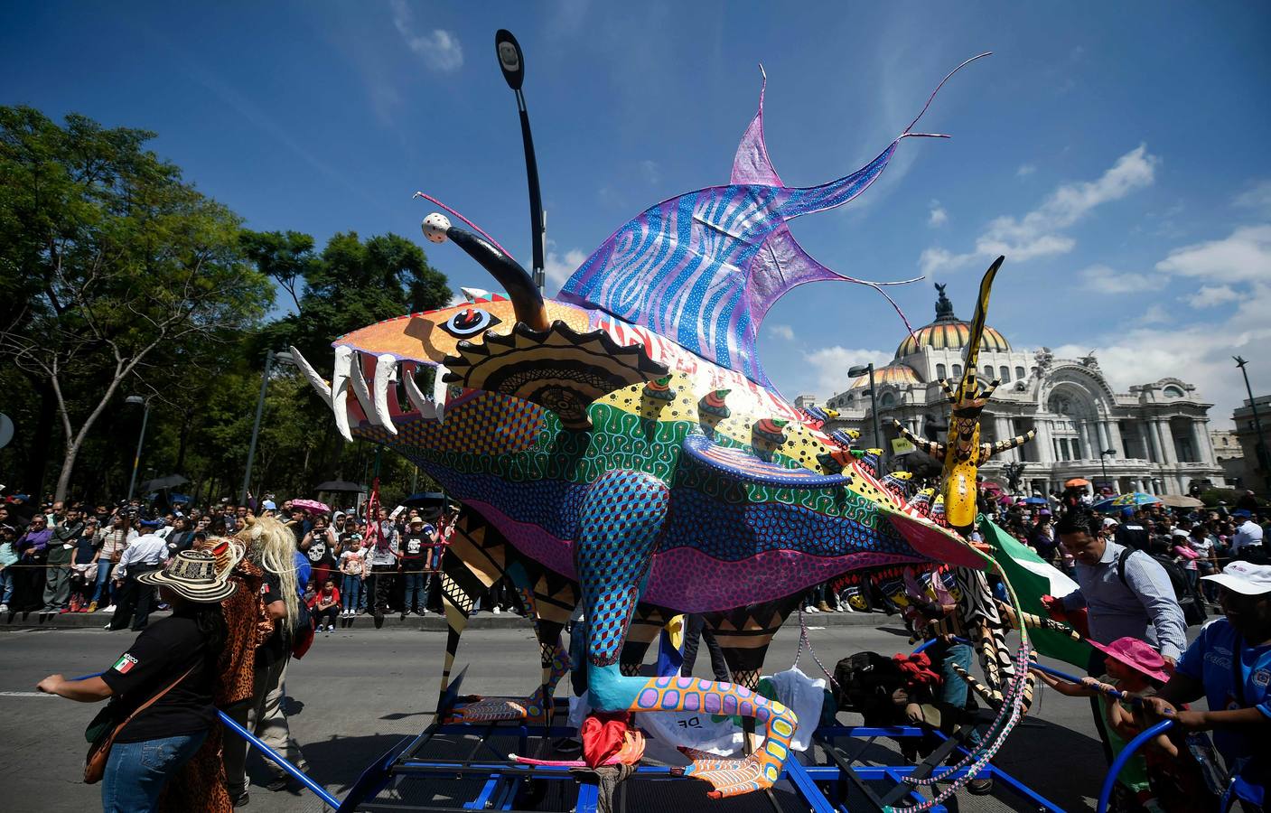 Un centenar de figuras de animales fantásticos, conocidos como alebrijes, desfiló ante la algarabía de decenas de miles de personas que colmaron el recorrido por las calles del centro de la Ciudad de México.