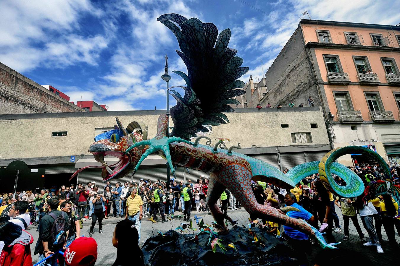 Un centenar de figuras de animales fantásticos, conocidos como alebrijes, desfiló ante la algarabía de decenas de miles de personas que colmaron el recorrido por las calles del centro de la Ciudad de México.