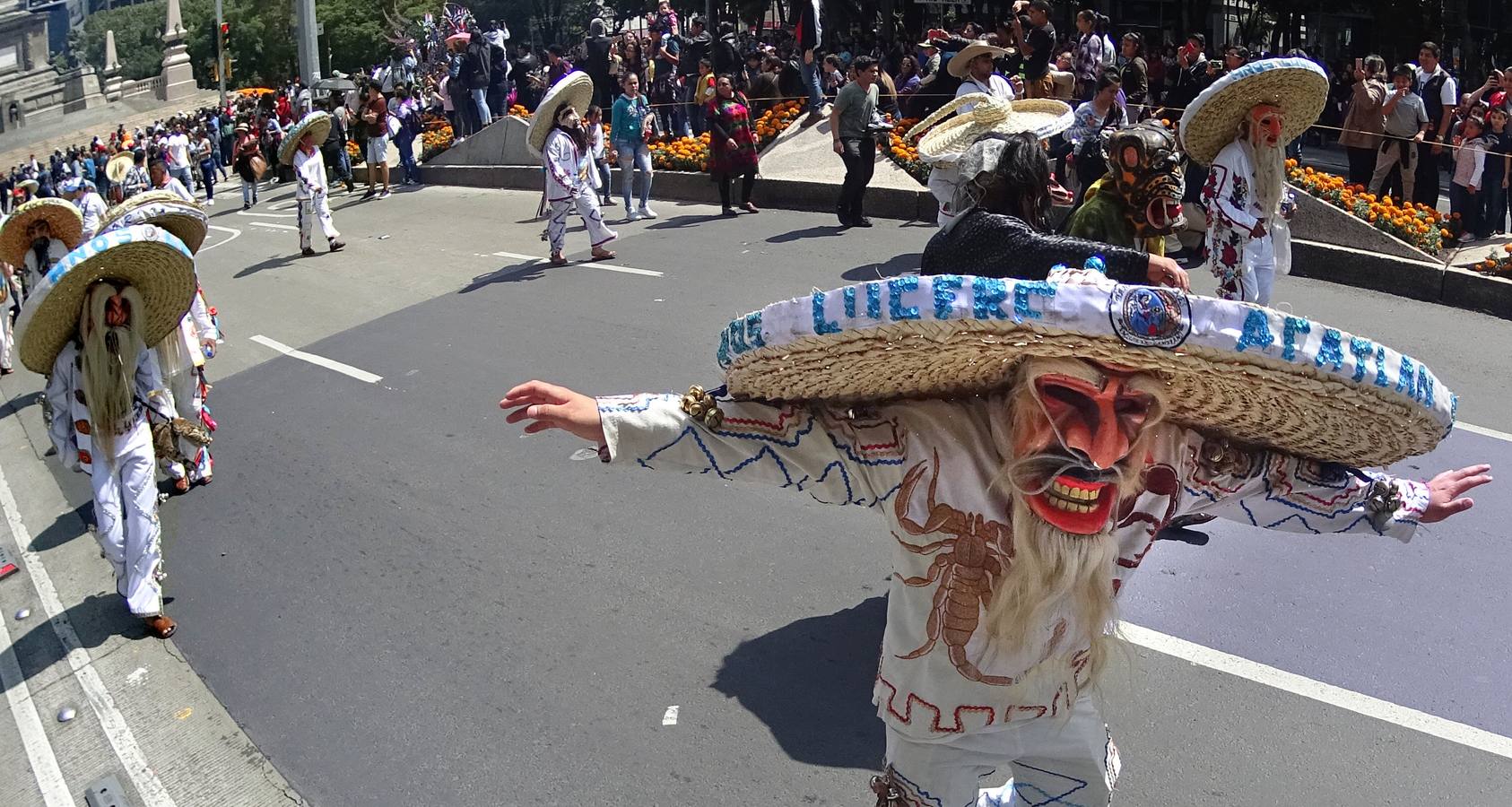 Un centenar de figuras de animales fantásticos, conocidos como alebrijes, desfiló ante la algarabía de decenas de miles de personas que colmaron el recorrido por las calles del centro de la Ciudad de México.