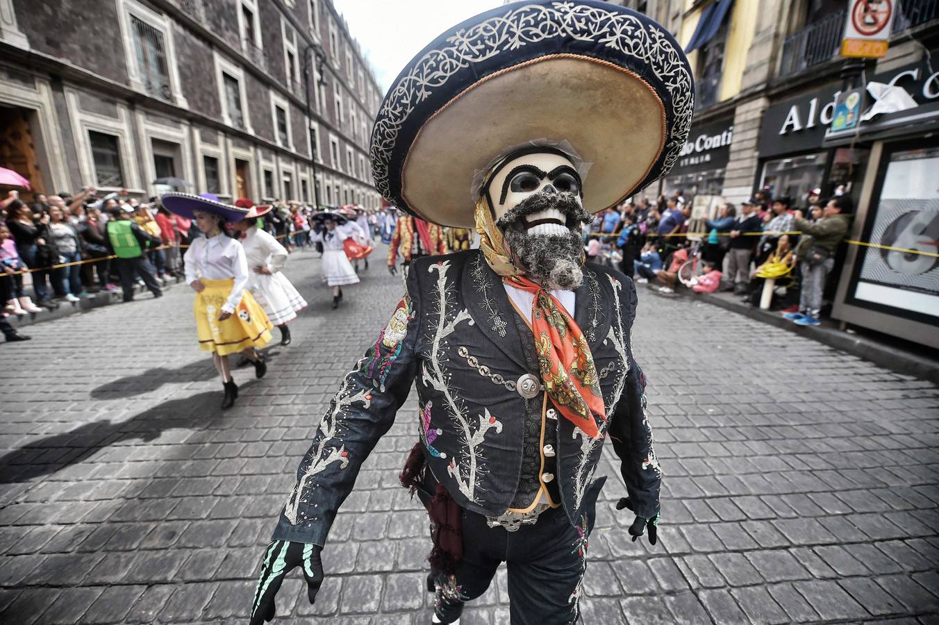 Un centenar de figuras de animales fantásticos, conocidos como alebrijes, desfiló ante la algarabía de decenas de miles de personas que colmaron el recorrido por las calles del centro de la Ciudad de México.