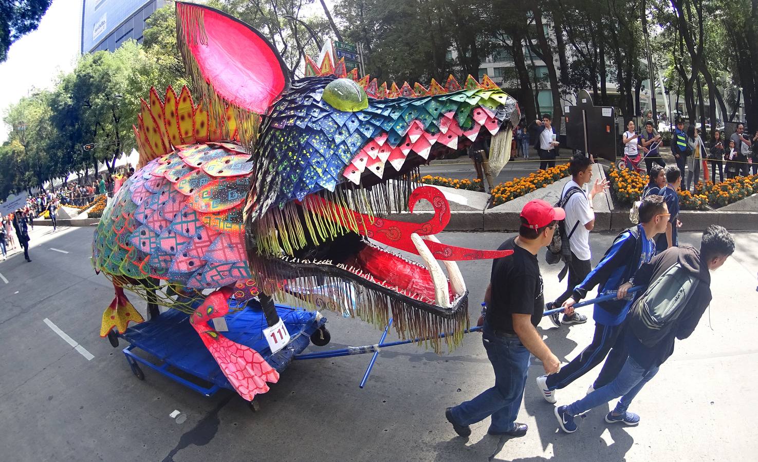 Un centenar de figuras de animales fantásticos, conocidos como alebrijes, desfiló ante la algarabía de decenas de miles de personas que colmaron el recorrido por las calles del centro de la Ciudad de México.