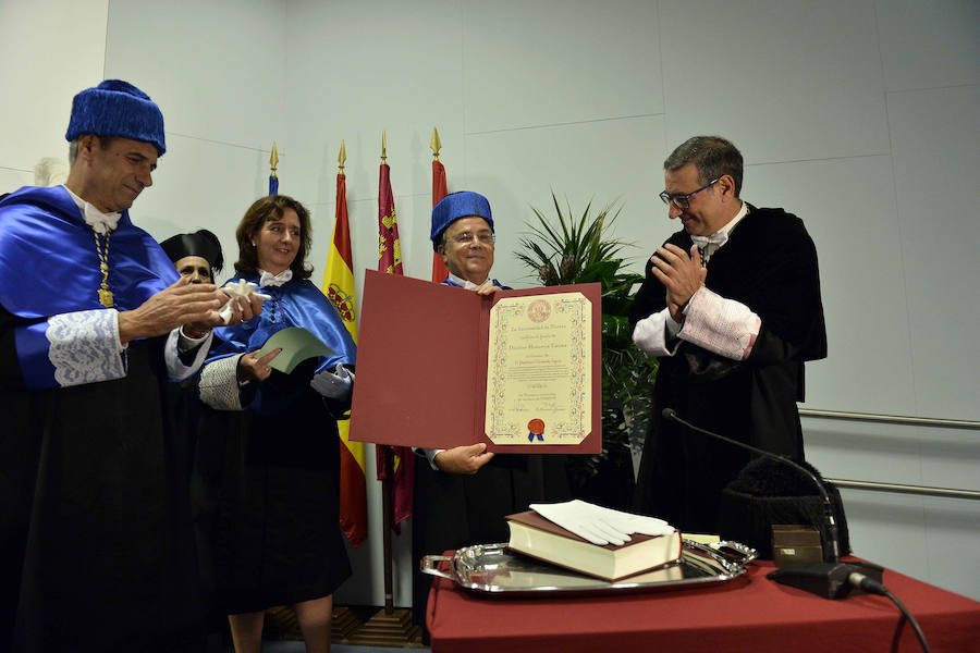El presidente asiste al acto de investidura como doctor honoris causa de Patricio Valverde, «un empresario visionario»