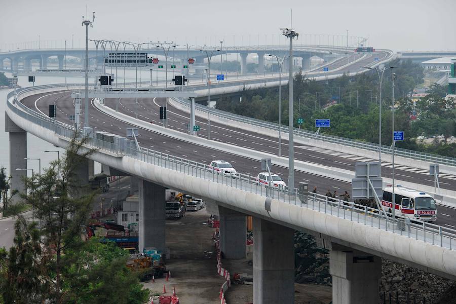 Conecta las tres ciudades de Hong Kong, Zhuhai y Macao con 55 kilómetros de recorrido