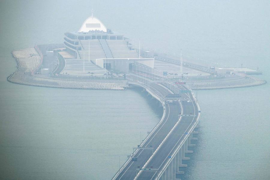 Conecta las tres ciudades de Hong Kong, Zhuhai y Macao con 55 kilómetros de recorrido