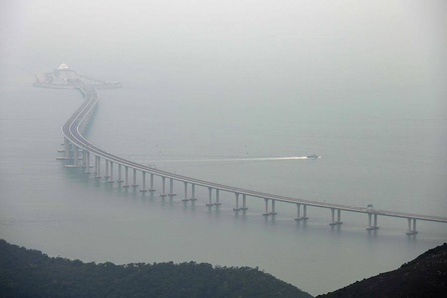 Conecta las tres ciudades de Hong Kong, Zhuhai y Macao con 55 kilómetros de recorrido