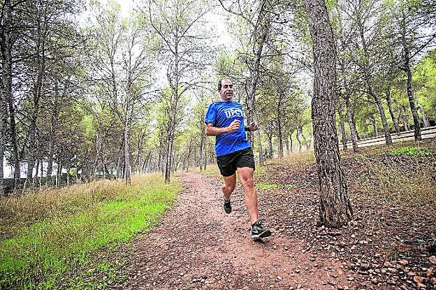 Isidro Ibarra, con la camiseta de la UPCT, corre por la subida al Parque de Tentegorra, en Cartagena. 