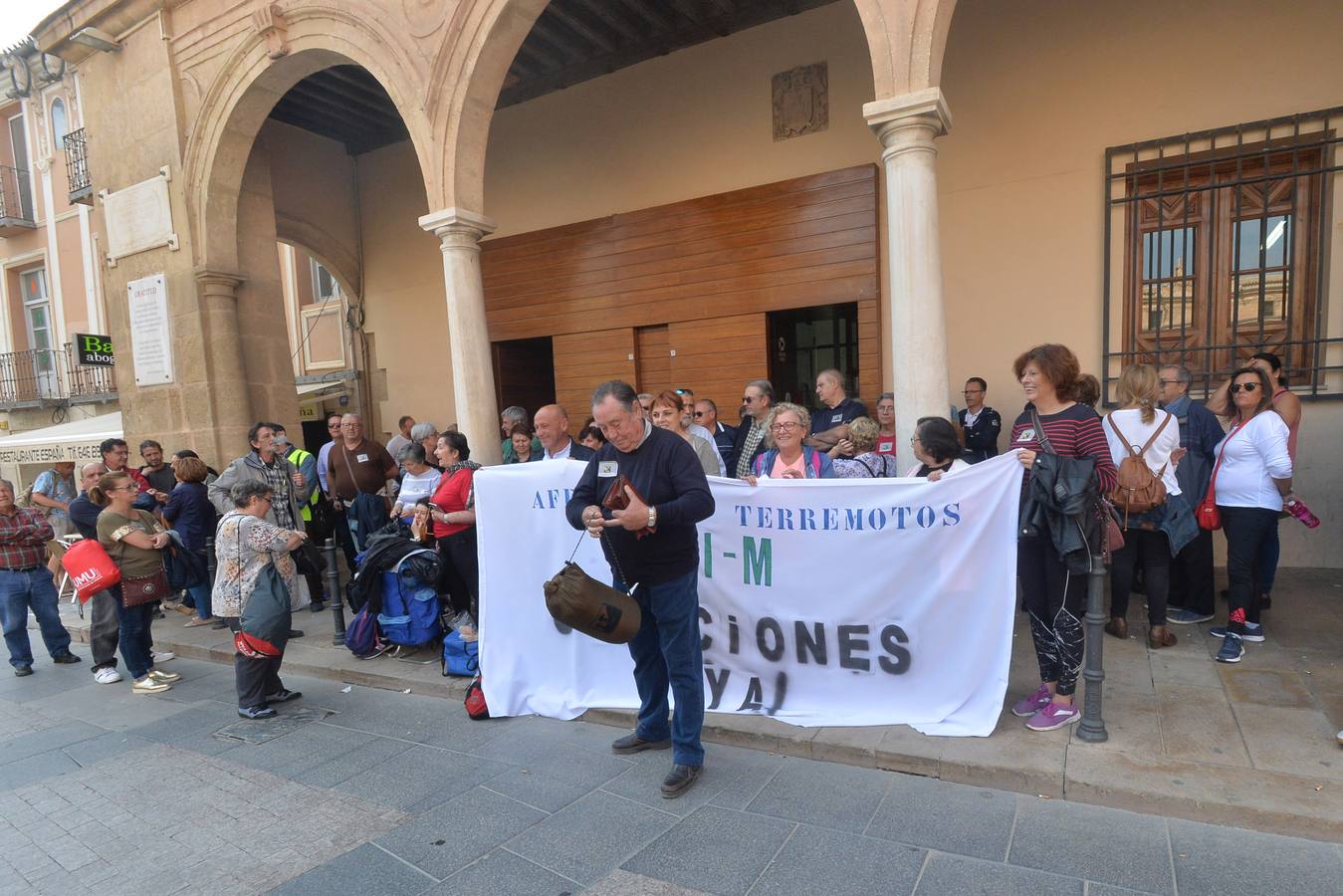 Medio centenar de afectados por la devolución de las ayudas del terremoto exigenla paralización de los expedientes de reintegro