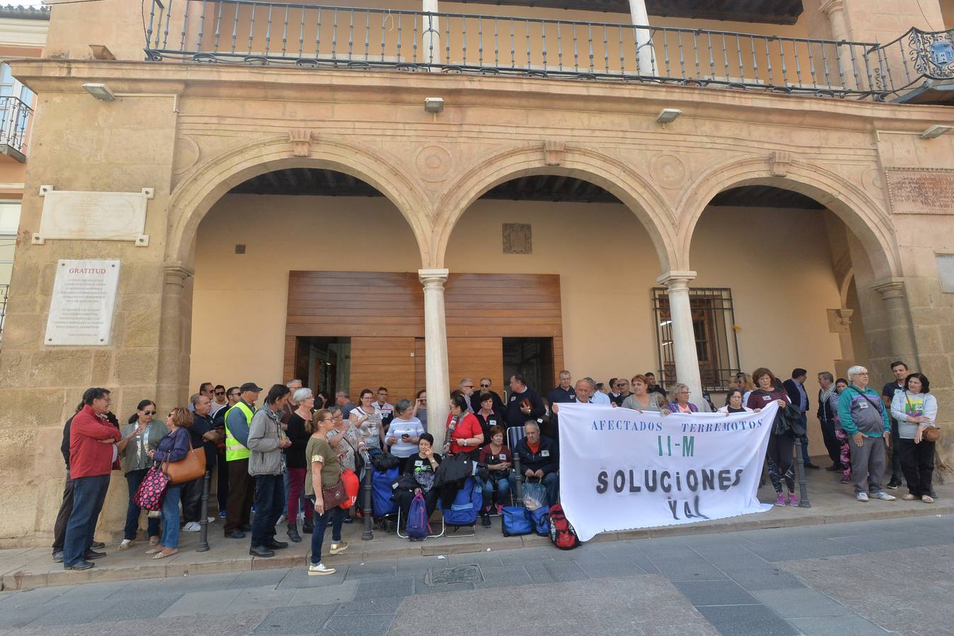 Medio centenar de afectados por la devolución de las ayudas del terremoto exigenla paralización de los expedientes de reintegro