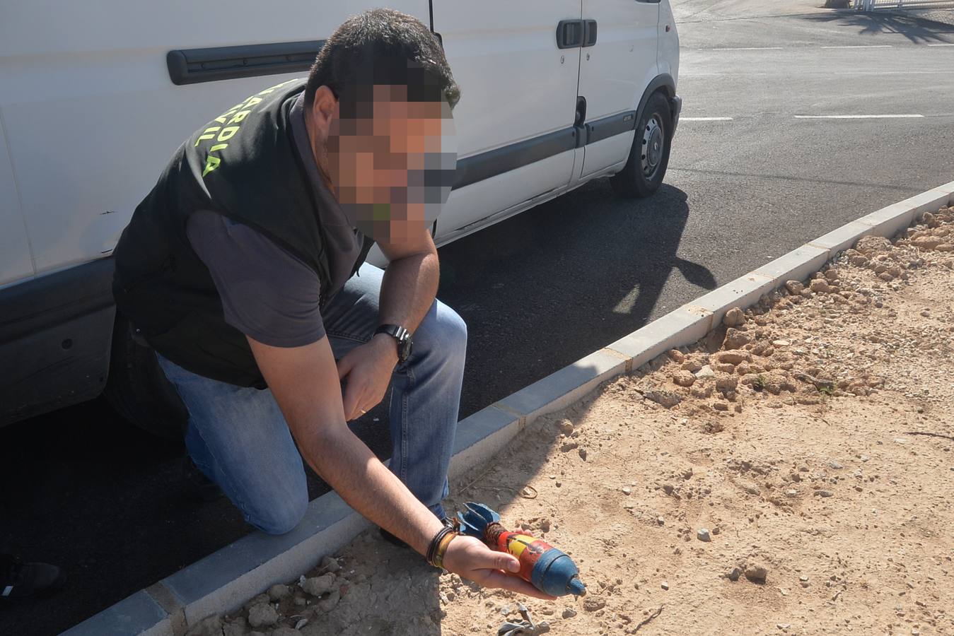 La planta de basuras de la empresa municipal Limusa en Lorca fue desalojada ayer tras la alarma generada por una granada de mortero desactivada. La actividad se detuvo y los 25 trabajadores que había en las instalaciones fueron evacuados