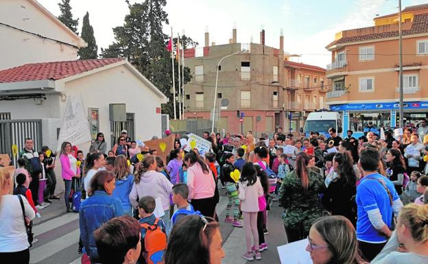 Un momento de la concentración de padres y madres del pasado jueves a las puertas del colegio.