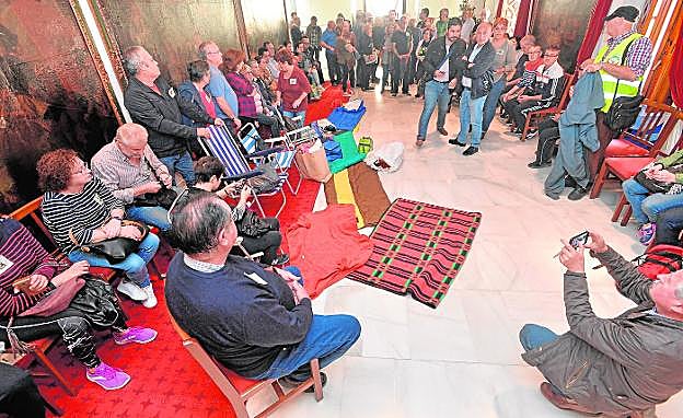 Afectados por los expedientes, ayer, durante el encierro en la Sala de Cabildos. 