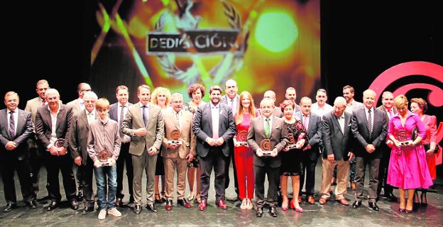 Foto de familia de los premiados y las autoridades, tras la entrega de los Premios de la Cámara de Comercio de Lorca. Fotos: Alfonso Durán / EFQ