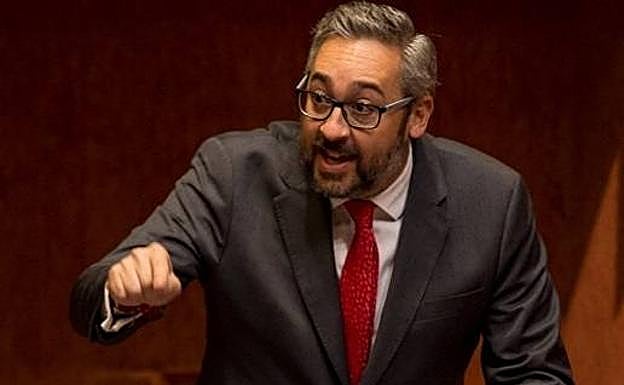 El portavoz del Grupo Parlamentario Popular, Víctor Martínez, este jueves durante su intervención.