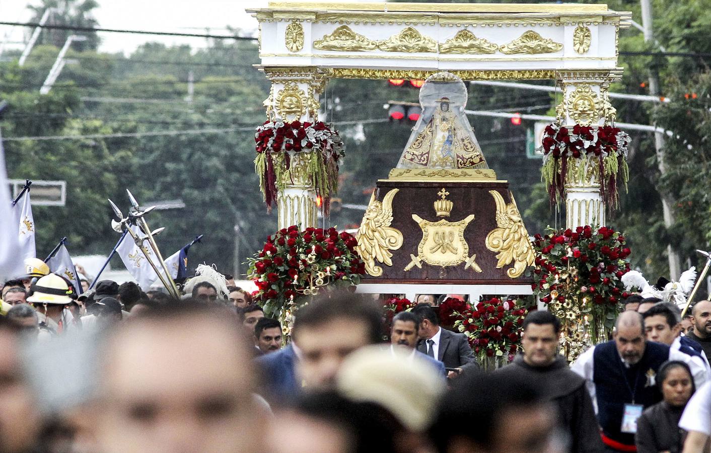 Peregrinos se dirigen a la Catedral Metropolitana de Guadalajara durante un romería en honor a la virgen de Zapopan, en Guadalajara, México. El fervor y devoción de casi dos millones de fieles acompañó la «Romería» de los miles de penitentes que escoltan con danzas y bailes el retorno de la virgen de Zapopan a su iglesia.