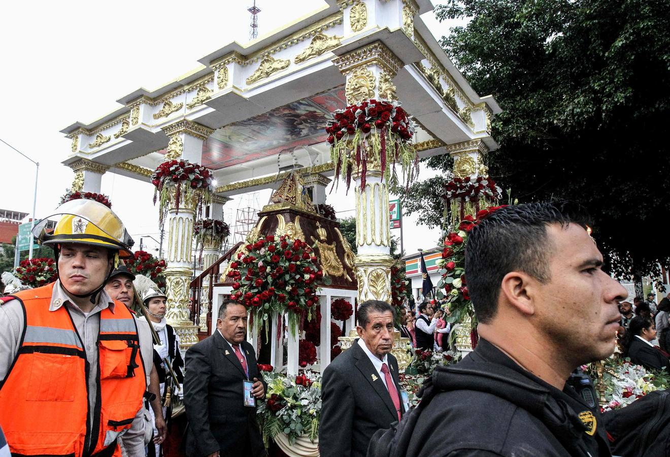 Peregrinos se dirigen a la Catedral Metropolitana de Guadalajara durante un romería en honor a la virgen de Zapopan, en Guadalajara, México. El fervor y devoción de casi dos millones de fieles acompañó la «Romería» de los miles de penitentes que escoltan con danzas y bailes el retorno de la virgen de Zapopan a su iglesia.