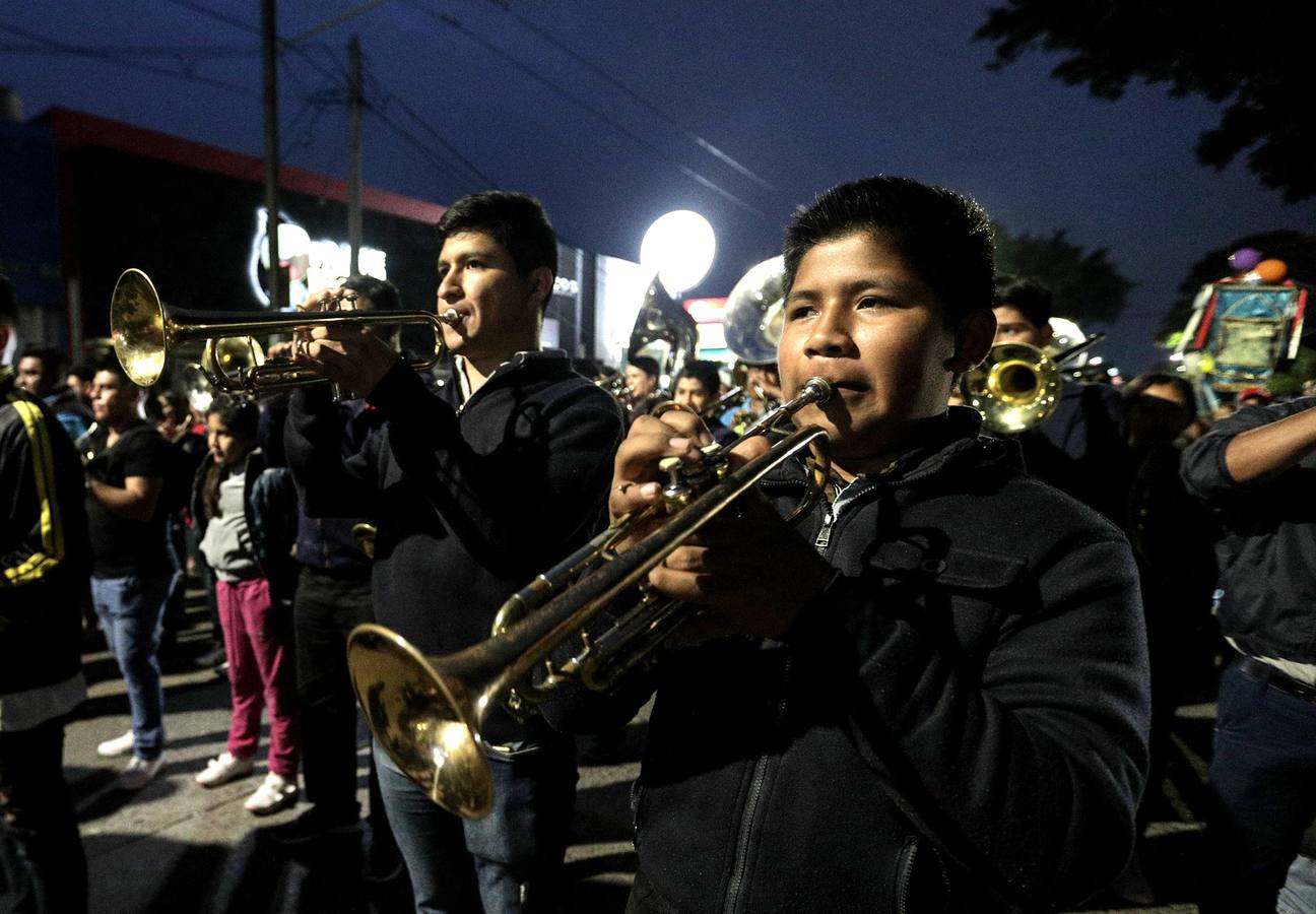 Peregrinos se dirigen a la Catedral Metropolitana de Guadalajara durante un romería en honor a la virgen de Zapopan, en Guadalajara, México. El fervor y devoción de casi dos millones de fieles acompañó la «Romería» de los miles de penitentes que escoltan con danzas y bailes el retorno de la virgen de Zapopan a su iglesia.