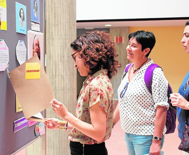 Visitantes en la muestra. 