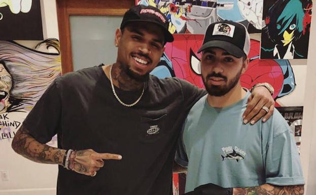 Imagen principal - Arriba, Chris Brown junto a Joaquín Ganga. Abajo, diseños de la serie 'Peaky Blinders' (izquierda) y la película Scarface (derecha).