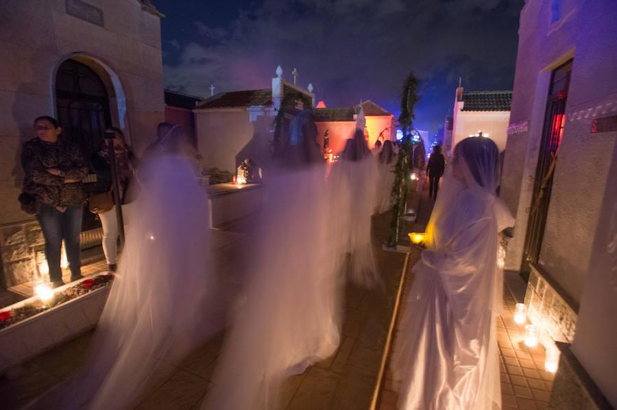 Noche para el misterio, el arte y el buen gusto en el cementerio de San Javier, que acogió por quinto año consecutivo la representación del 'Tenorio' de José Zorrilla