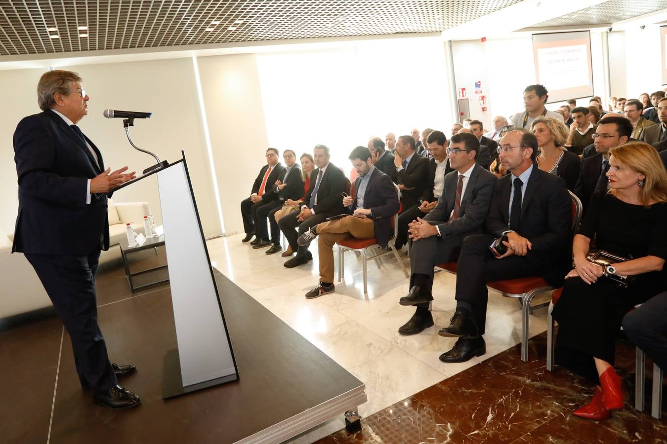 El profesor del IE Business School, que disertó ante 300 economistas, aboga por que las comunidades puedan tener «poder de decisión» tributario para atraer inversiones