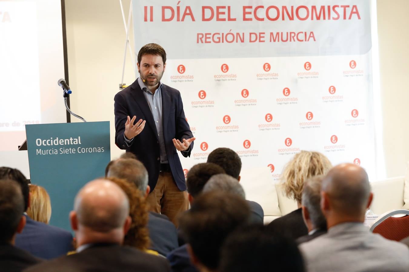 El profesor del IE Business School, que disertó ante 300 economistas, aboga por que las comunidades puedan tener «poder de decisión» tributario para atraer inversiones