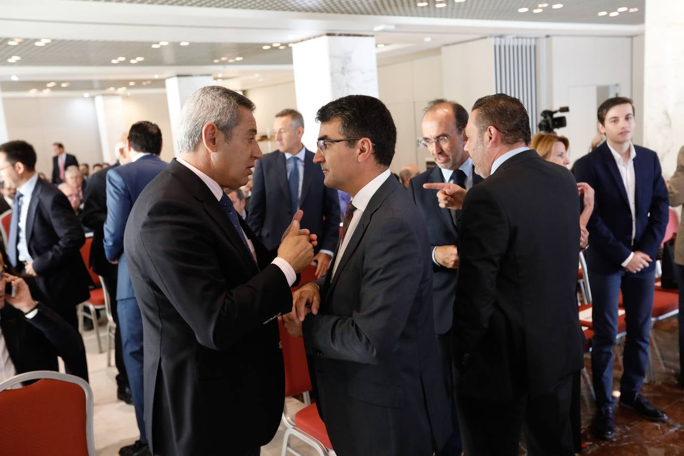 El profesor del IE Business School, que disertó ante 300 economistas, aboga por que las comunidades puedan tener «poder de decisión» tributario para atraer inversiones