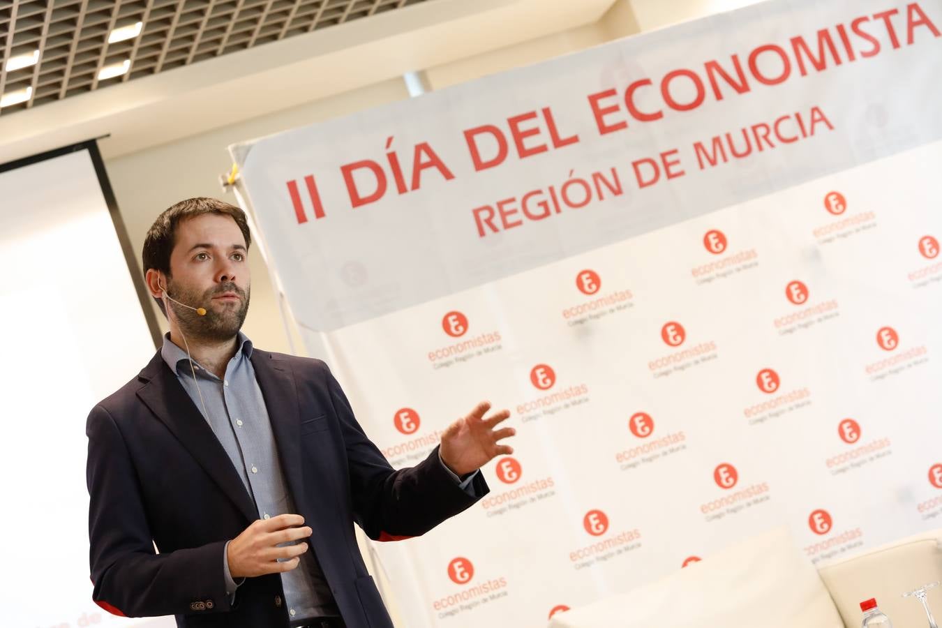 El profesor del IE Business School, que disertó ante 300 economistas, aboga por que las comunidades puedan tener «poder de decisión» tributario para atraer inversiones