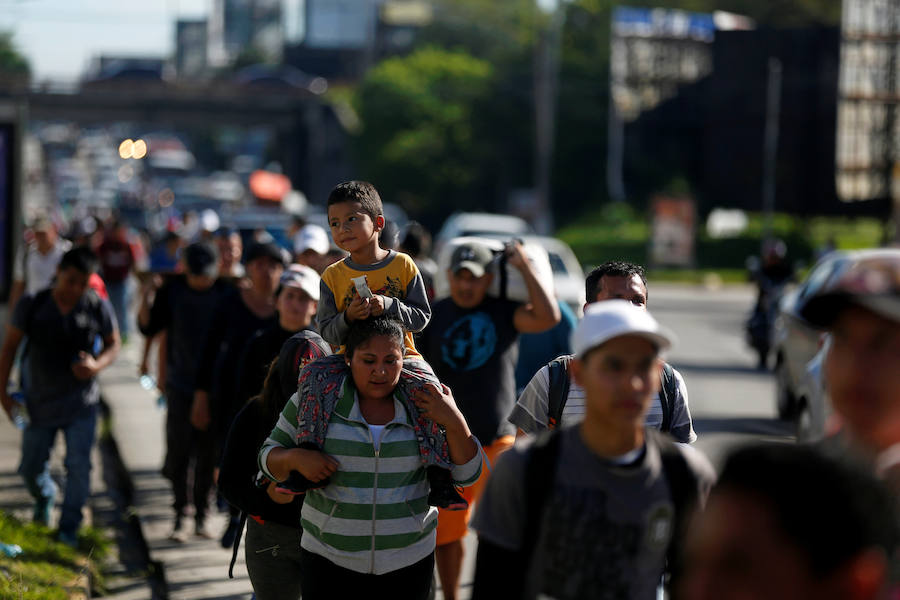 Unos 300 migrantes salvadoreños han salido este domingo de su país hacia la frontera con Guatemala con el objetivo final de llegar a EE UU. Buscan emular la caravana de hondureños que salió el 13 de octubre de San Pedro Sula.