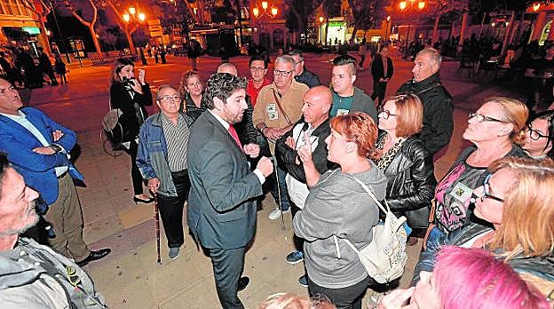 Fernando López Miras conversa con los afectados por las ayudas del terremoto en la plaza de Calderón en la noche del sábado. 
