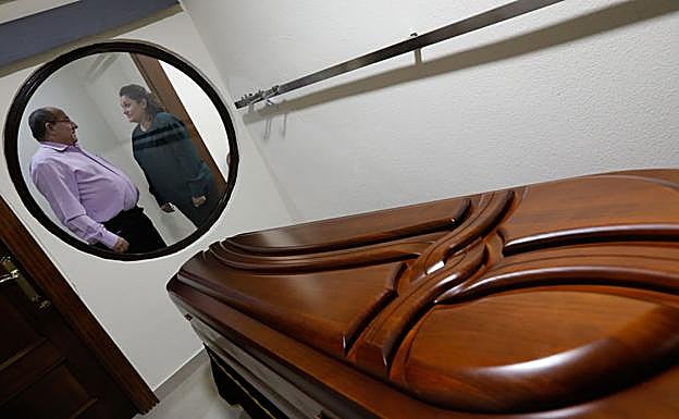 José Ruiz y Remedios Vidal, encargado y gerente de la Funeraria El Carmen, respectivamente, en las instalaciones. 