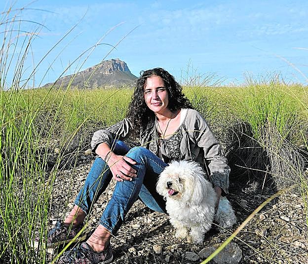 María Cano y 'Nana', en la Loma del Calvo, ante la Sierra de la Cabeza del Asno. 